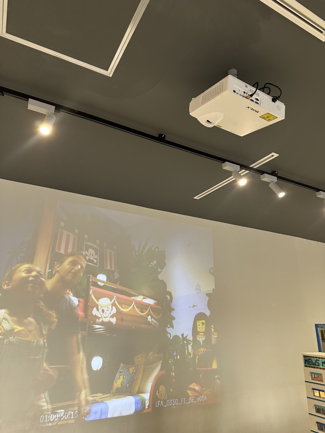 춘천 레고랜드 단초점 빔프로젝터 설치 - 시공 사진 1