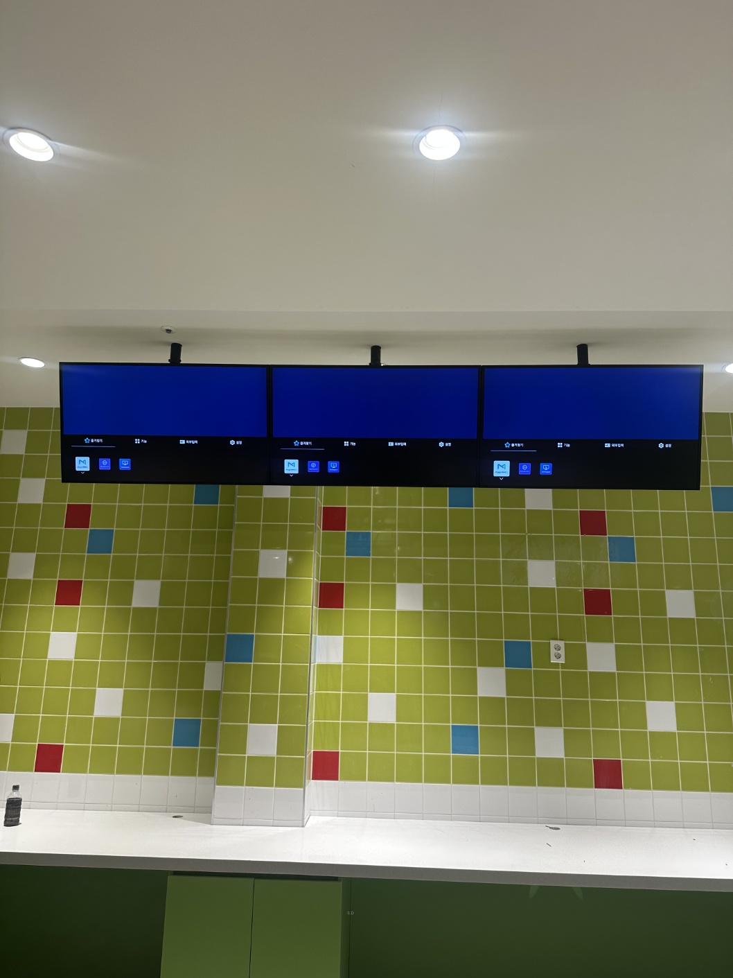 춘천 레고랜드 식당 43인치 메뉴보드 설치