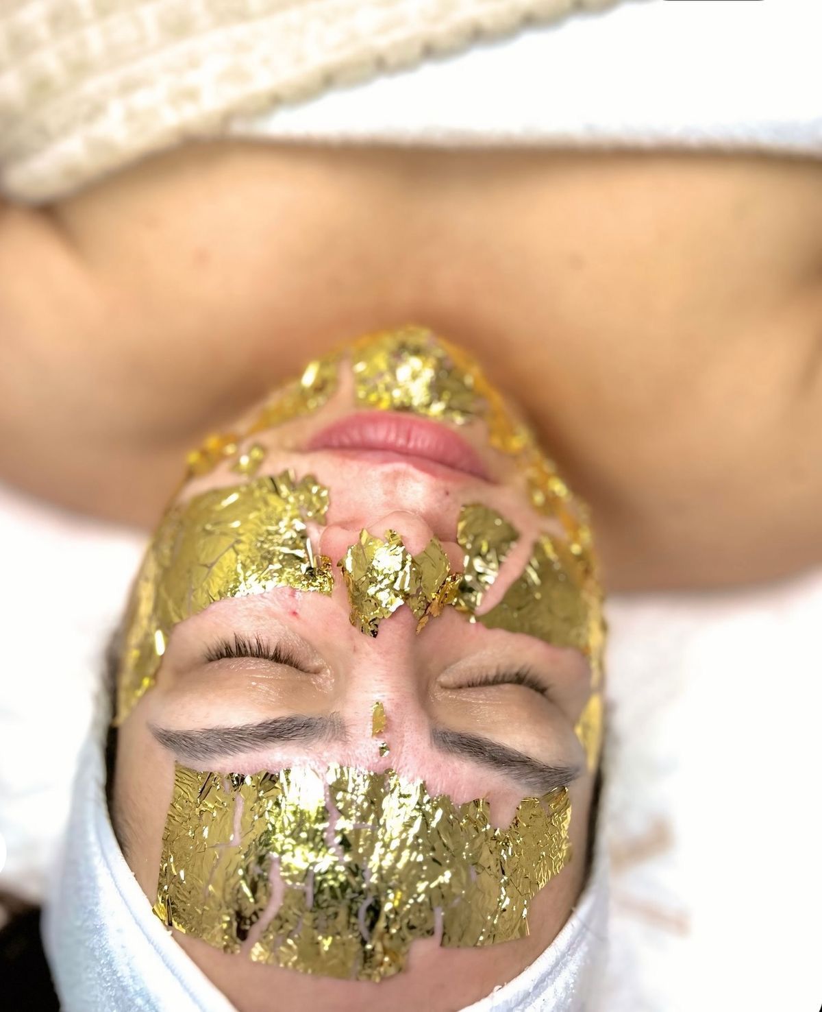 Verjüngende Behandlung mit Goldmaske