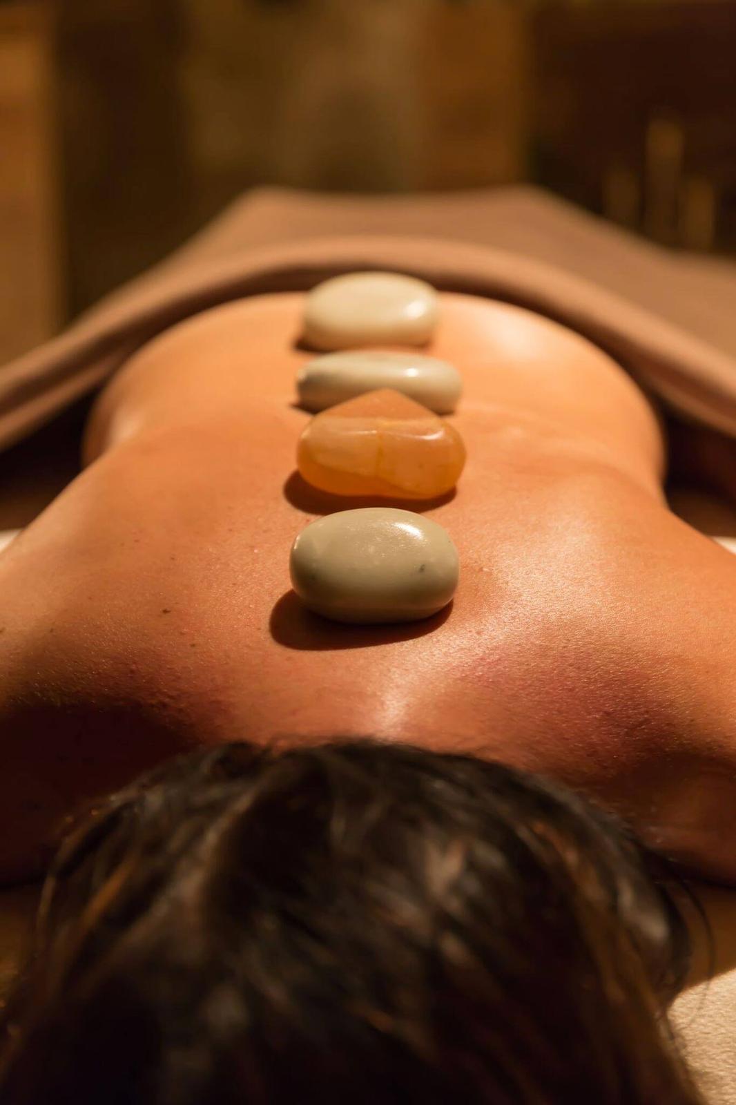 Massage mit heißen und kalten Steinen
