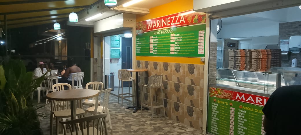 Intérieur et comptoir de la pizzeria MARINEZZA aux Abymes