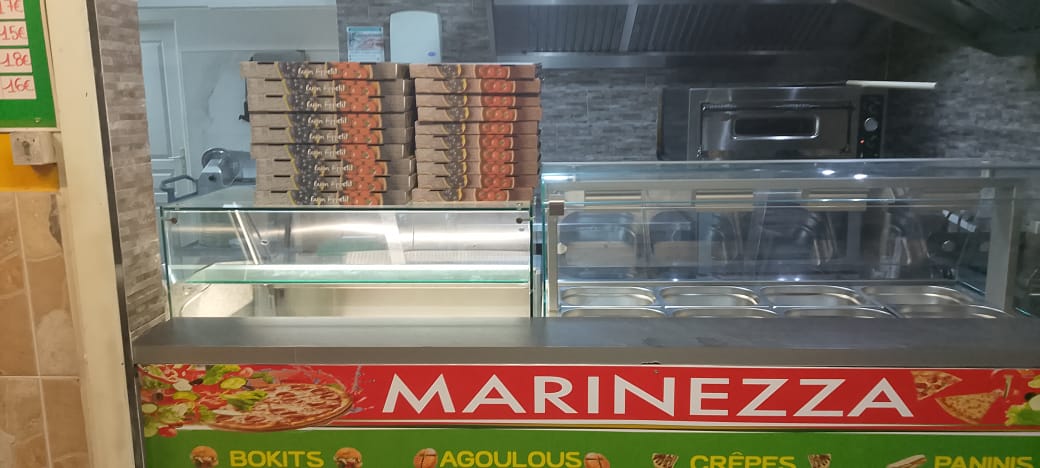 Espace convivial de la pizzeria MARINEZZA