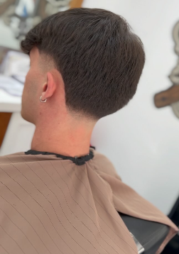 Degradado preciso en corte de pelo en Blanco Peluqueros Ourense