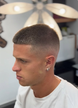 Corte moderno y detallado realizado en Blanco Peluqueros Barrocanes