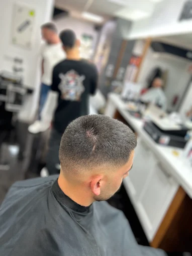 Corte de cabello profesional realizado en Blanco Peluqueros Barrocanes