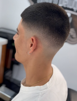 Corte fade moderno realizado en Blanco Peluqueros Barrocanes