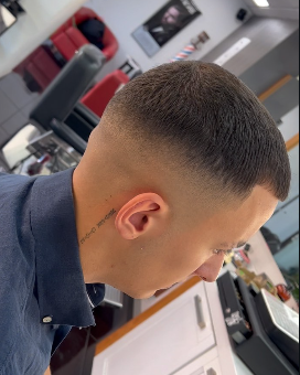 Acabado profesional de barbería en Blanco Peluqueros Ourense