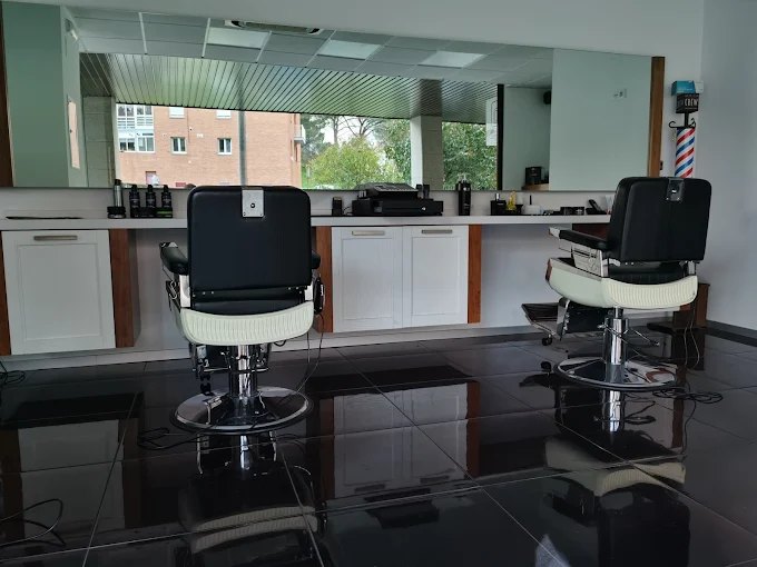 Interior de la barbería Blanco Peluqueros en Barrocanes, Ourense