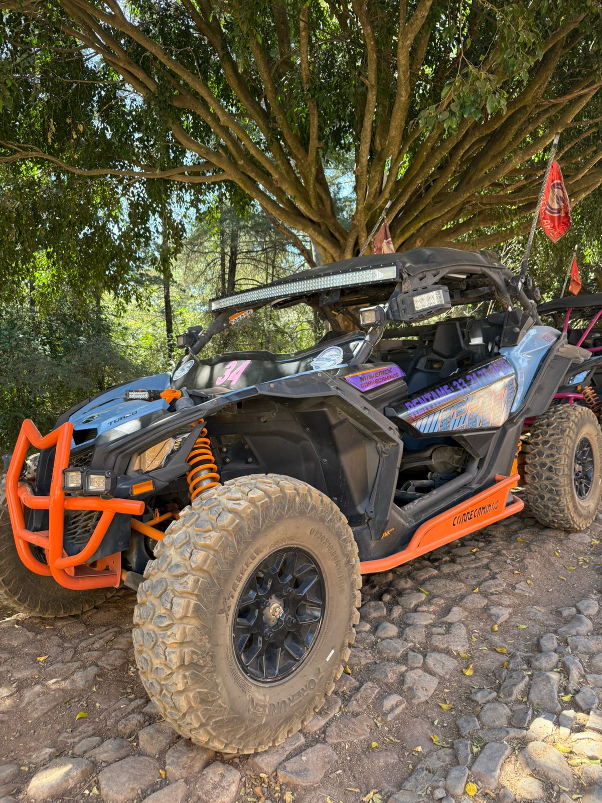Vehículo RZR en los senderos panorámicos de Mazamitla Vehículo RZR en los senderos panorámicos de Mazamitla
