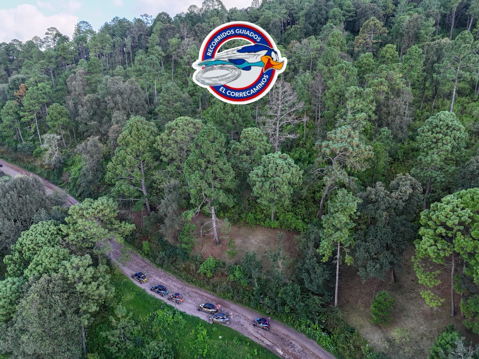 Clientes disfrutando recorrido guiado en RZR por senderos de montaña en Mazamitla