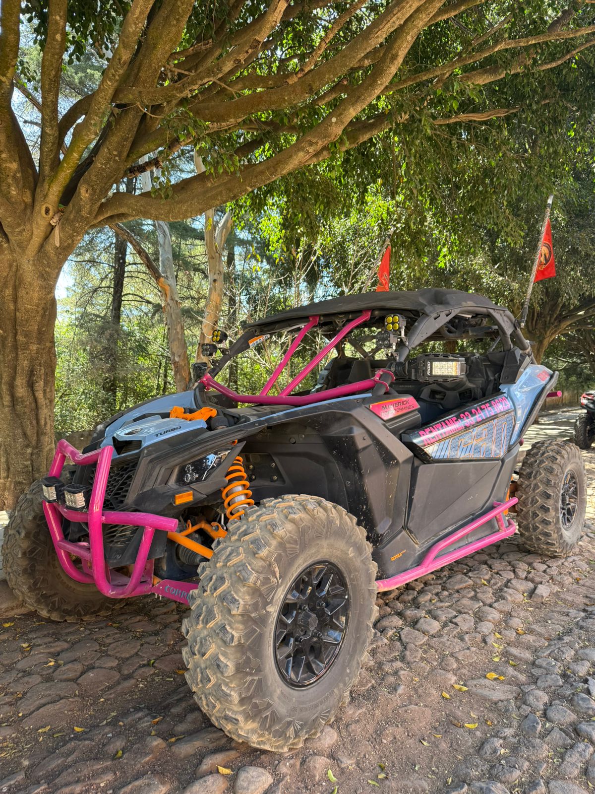 Vehículo RZR todoterreno en acción por los caminos de montaña en Mazamitla Vehículo RZR todoterreno en acción por los caminos de montaña en Mazamitla