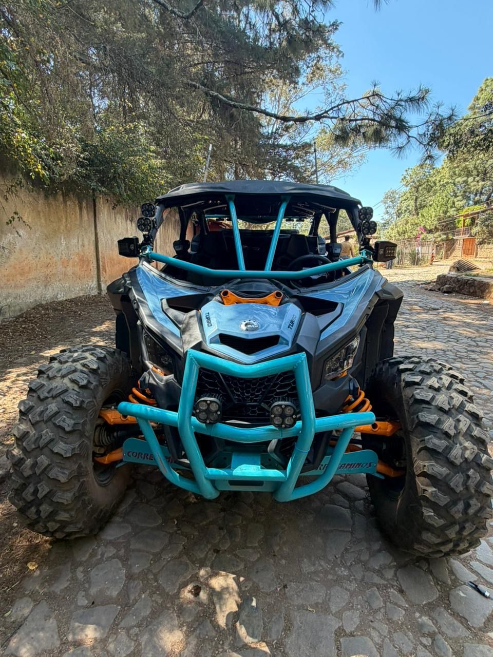 Grupo de aventureros en RZR recorriendo los destinos de Mazamitla
