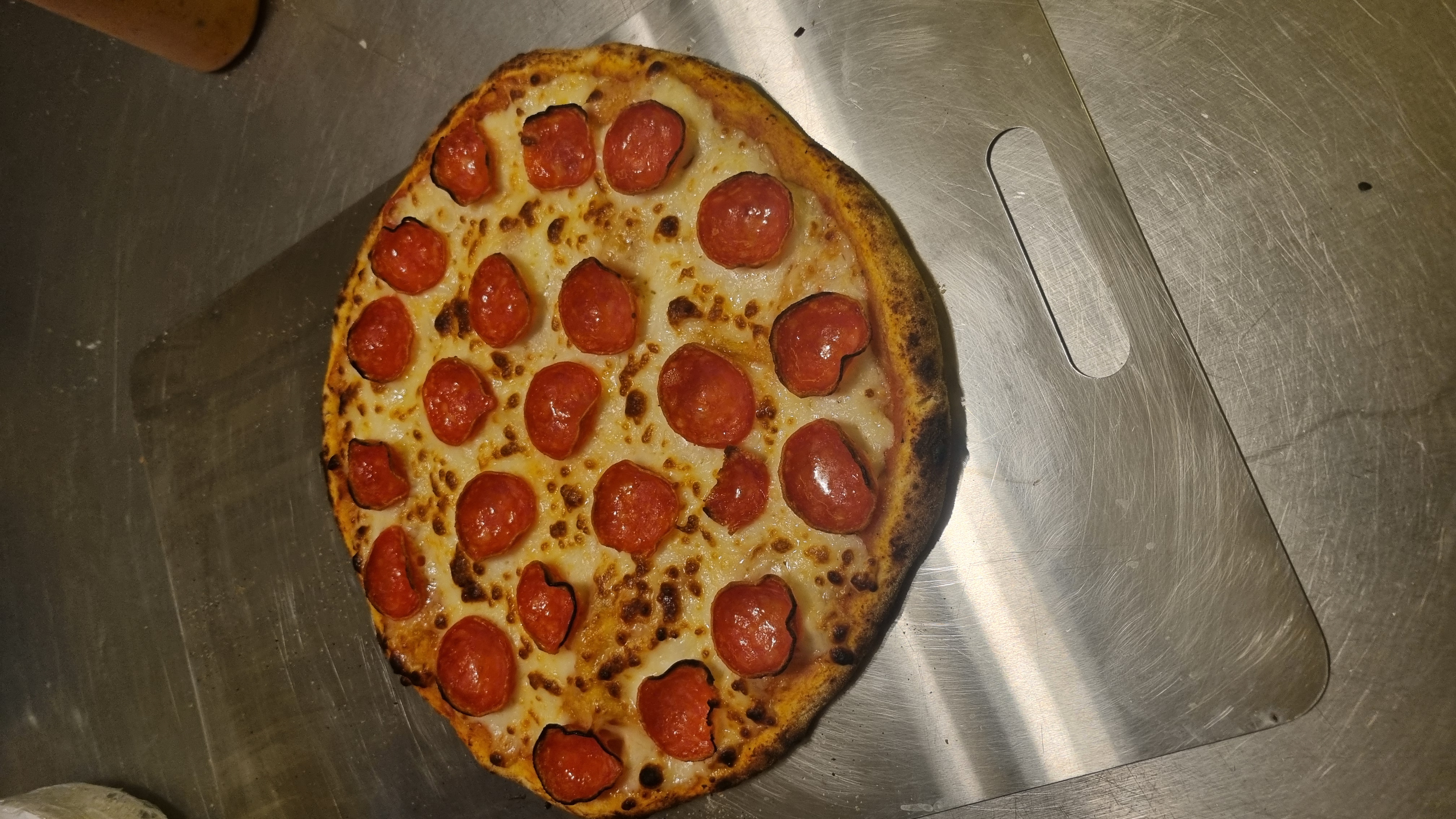 Masa madre burbujeante en frasco