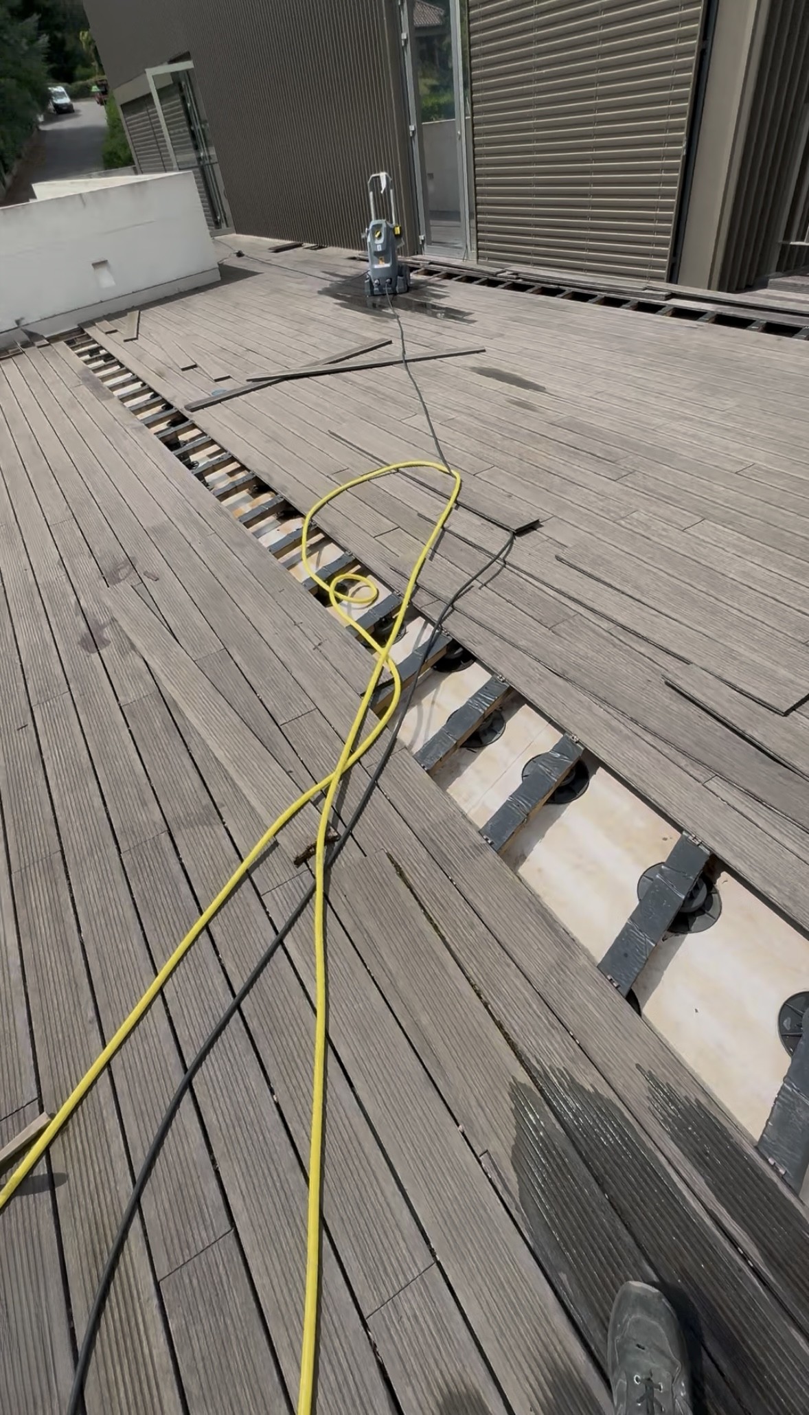 AVANT — Nettoyage sous lames de terrasse