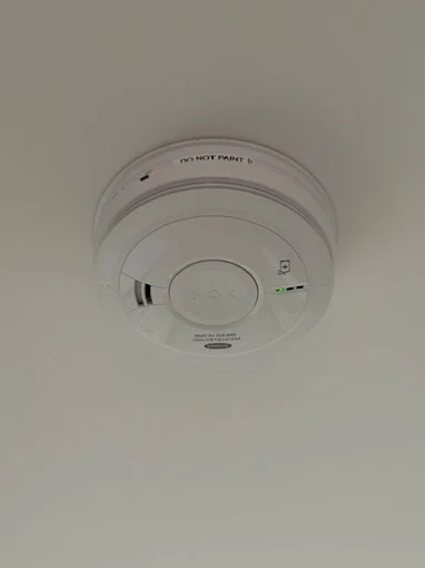 Smoke alarm installation on ceiling