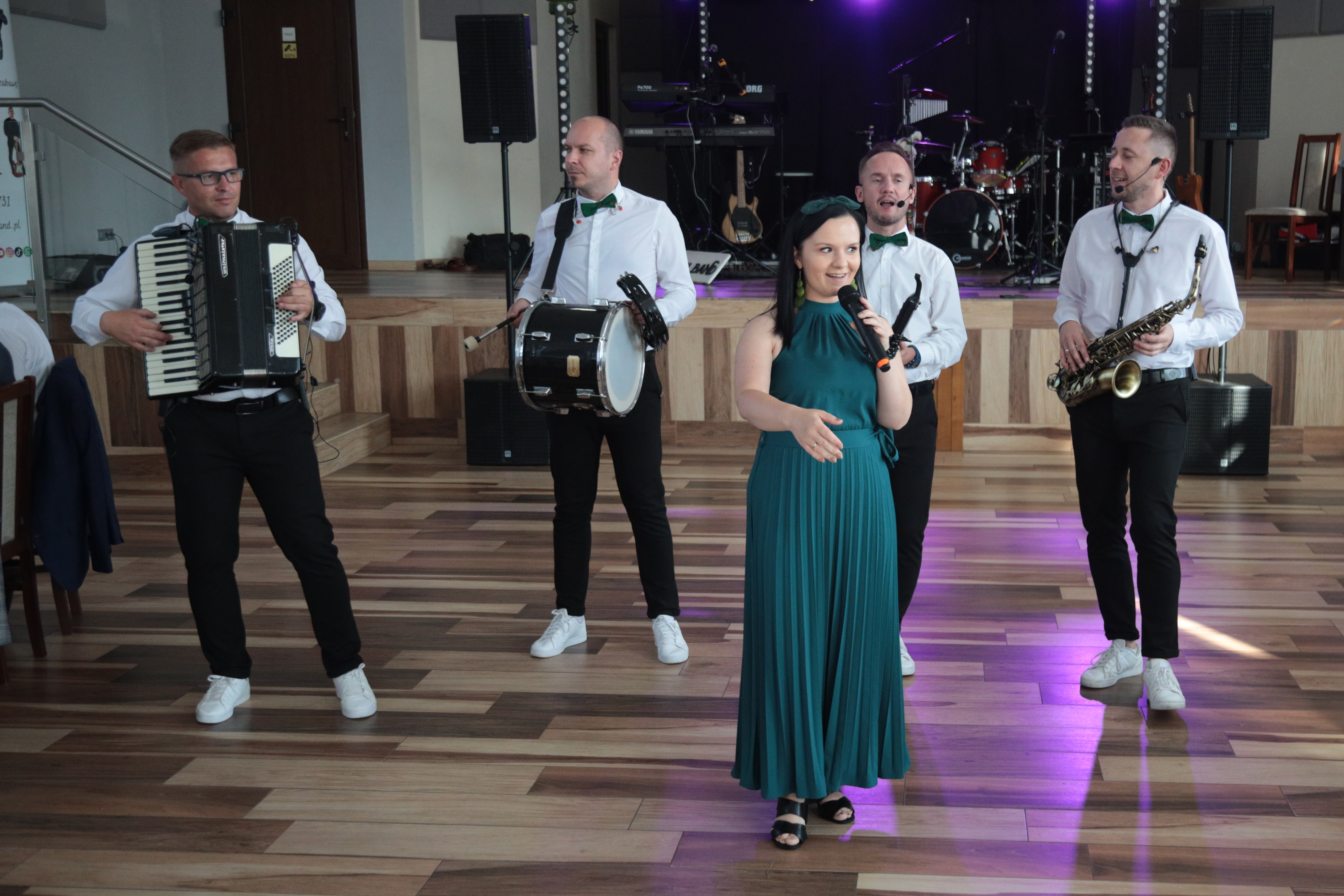 Muzyka na żywo vs DJ — co wybrać na wesele?