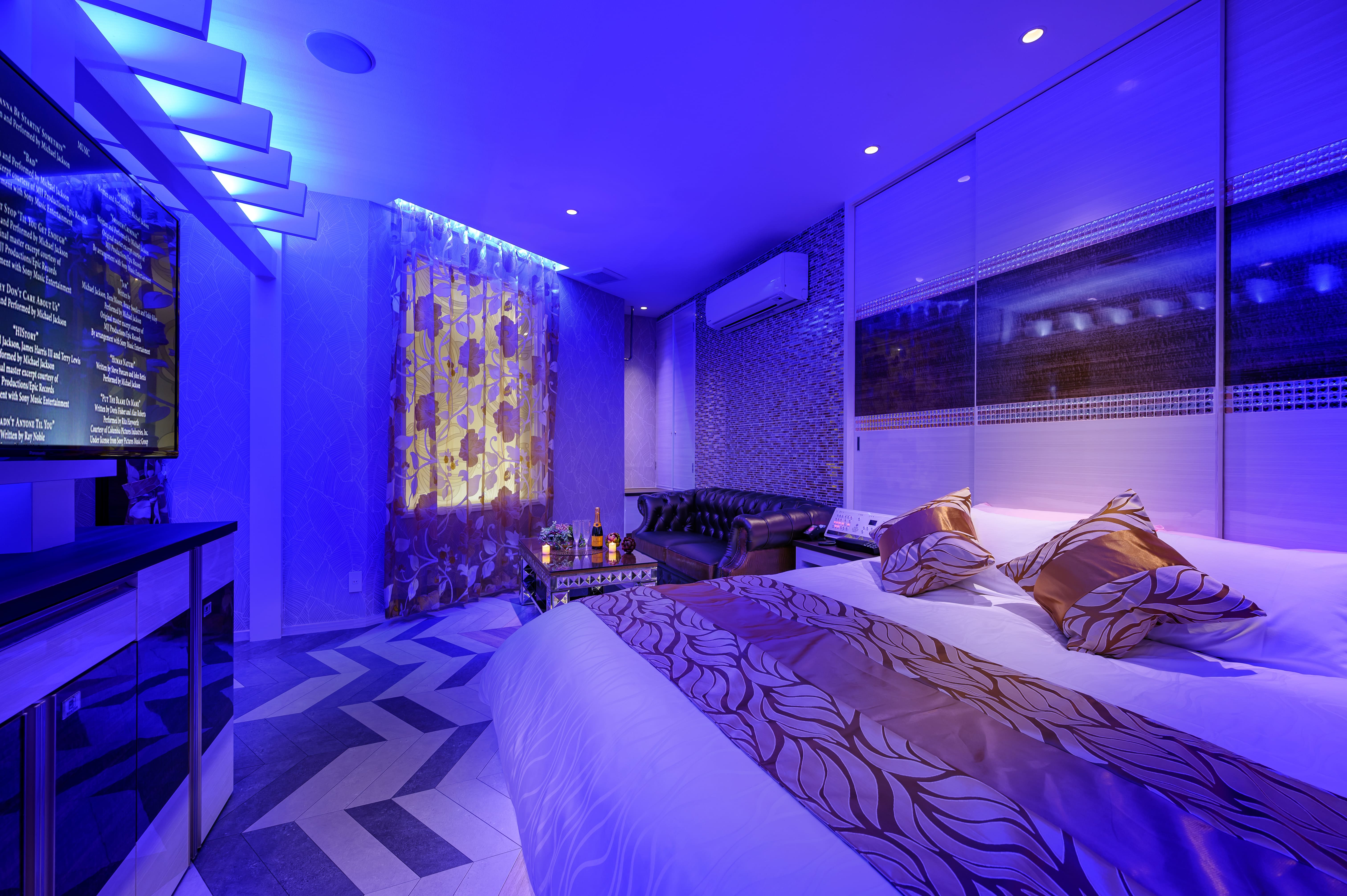 Room 208 4