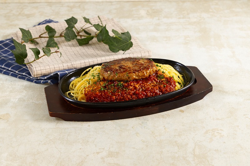 HAMBURG & MEAT SAUCE PASTA ON IRON PLATE