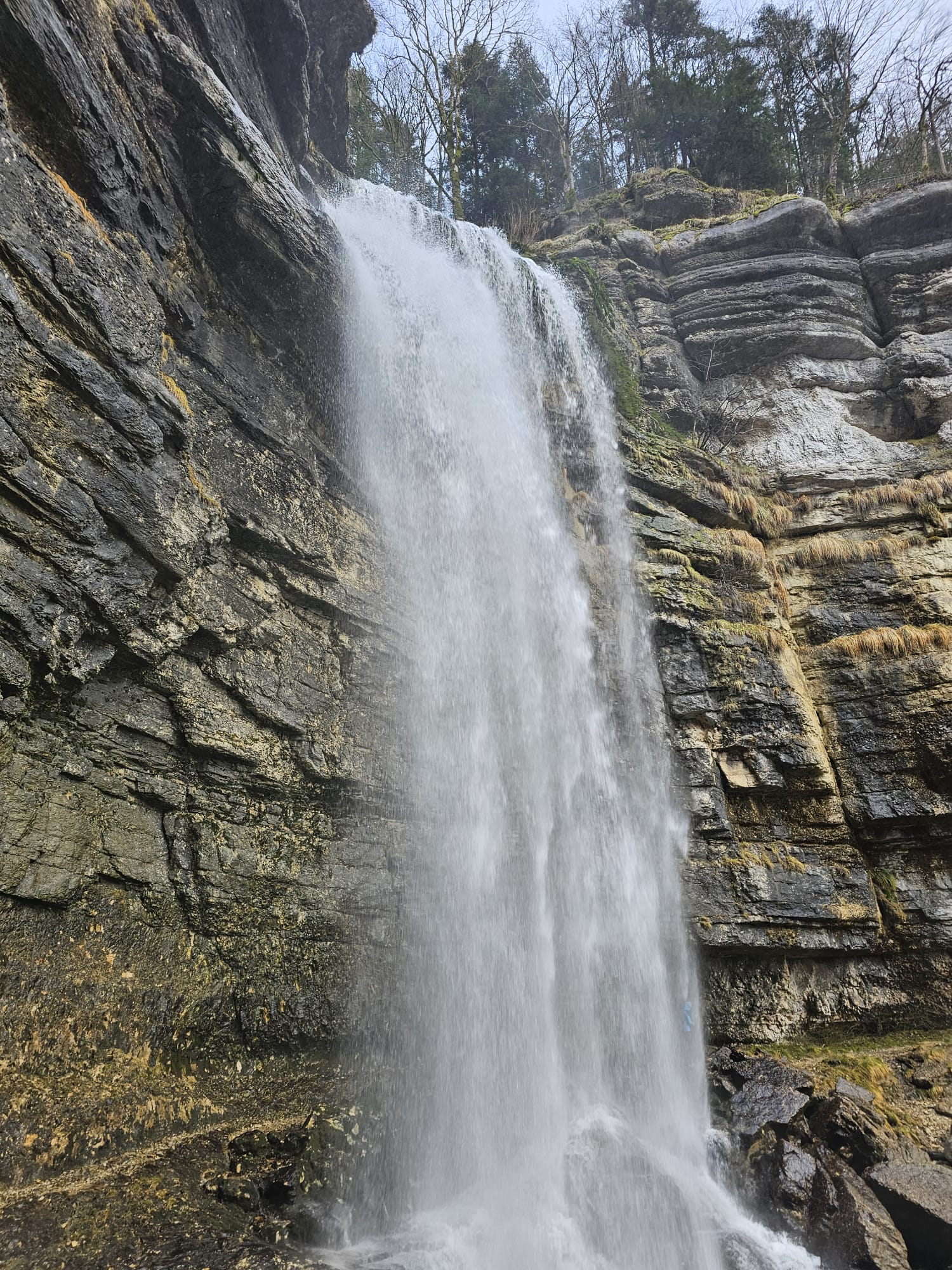 Cascade sur le lac de Vouglans