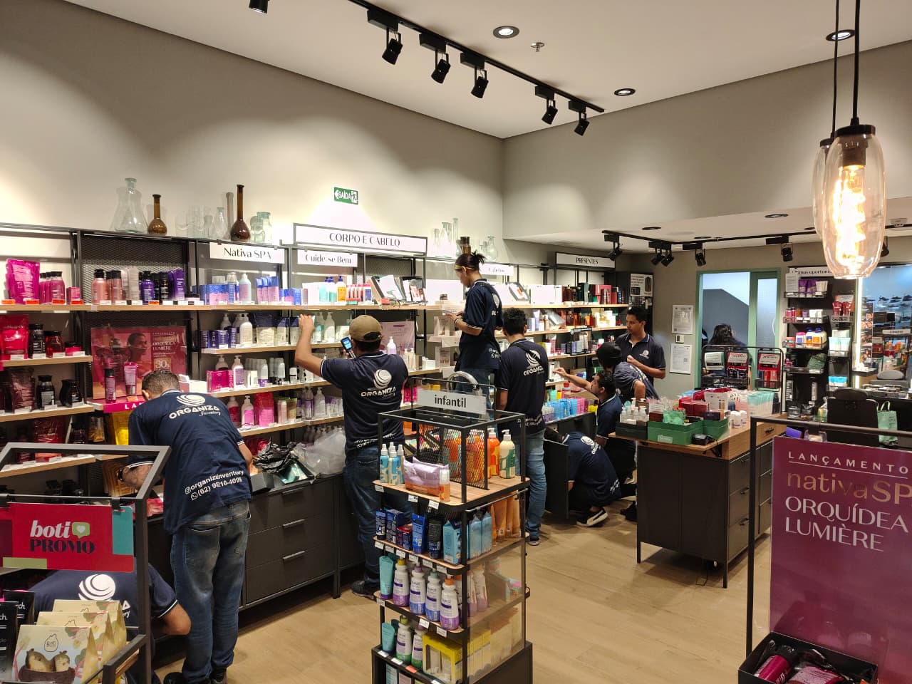Equipe realizando inventário O Boticário