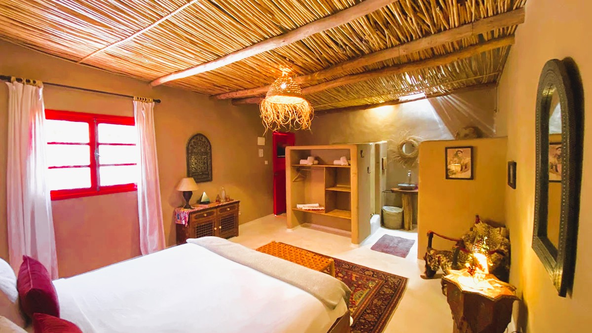Sérénité et confort : Chambre de charme décorée avec soin à l'hôtel Dar Tawarta Dakhla.