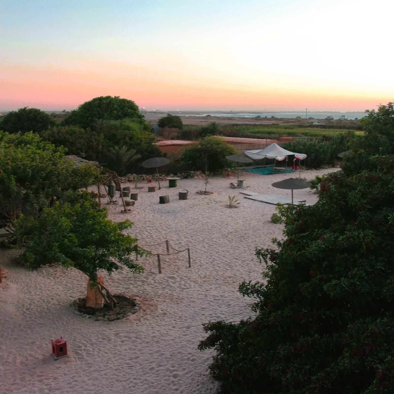 Dar Tawarta, écolodge à Dakhla — jardin oasis et terrasse entre désert et océan