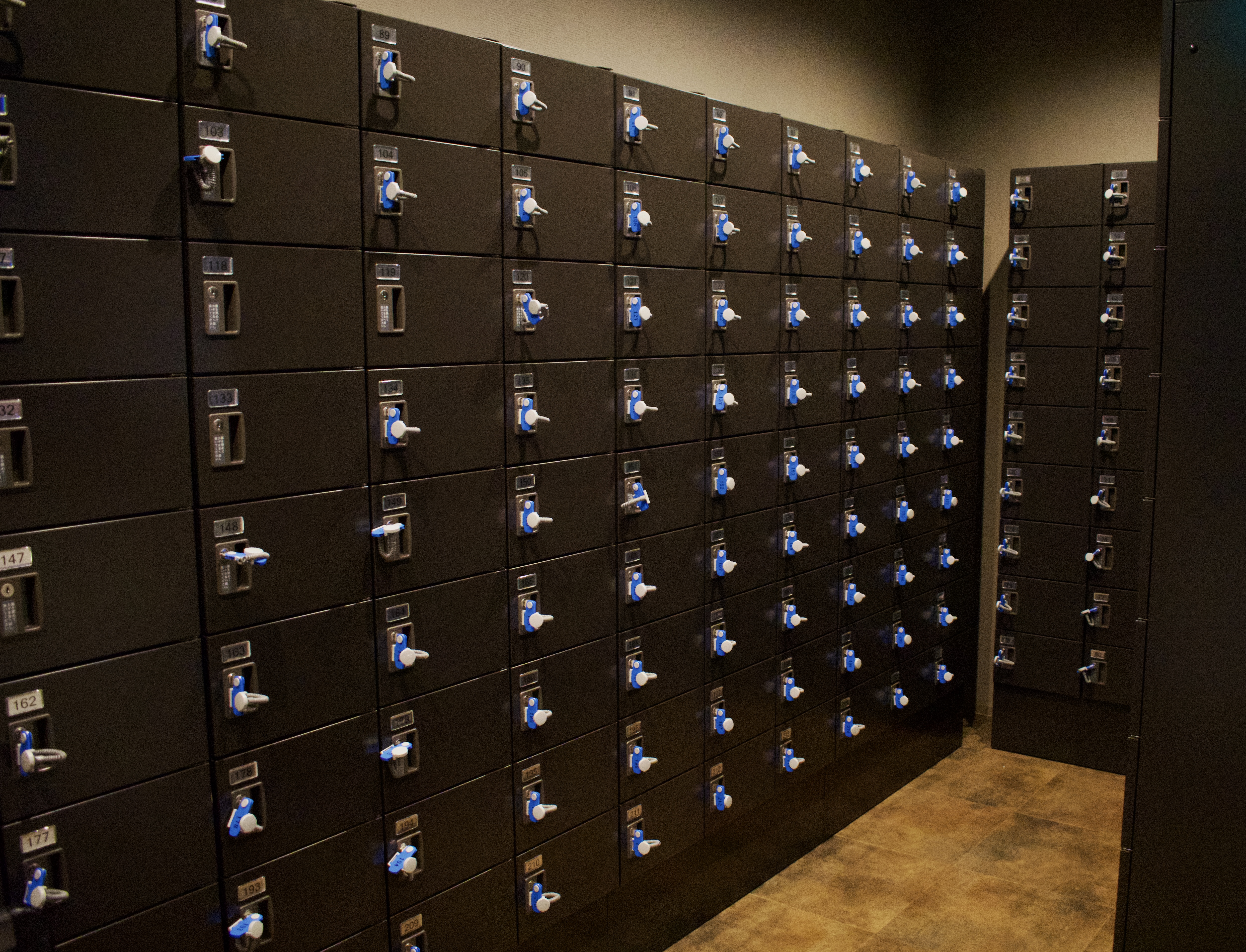 お履物を靴箱へ