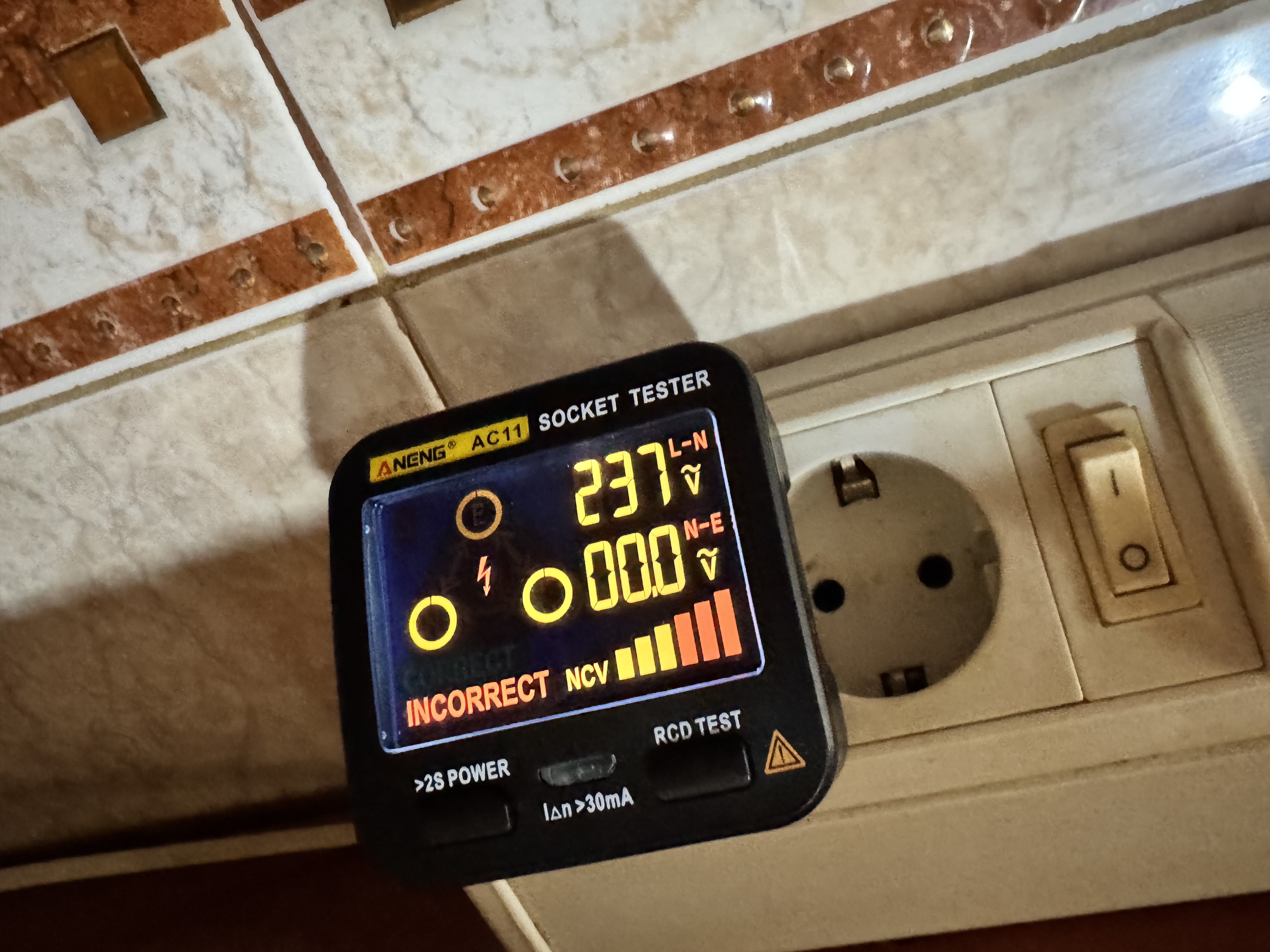 Verificare tehnică apartament cu termoviziune – Aegis Home Consult Inspector tehnic folosind termoviziune pentru detectarea defectelor ascunse în apartament București