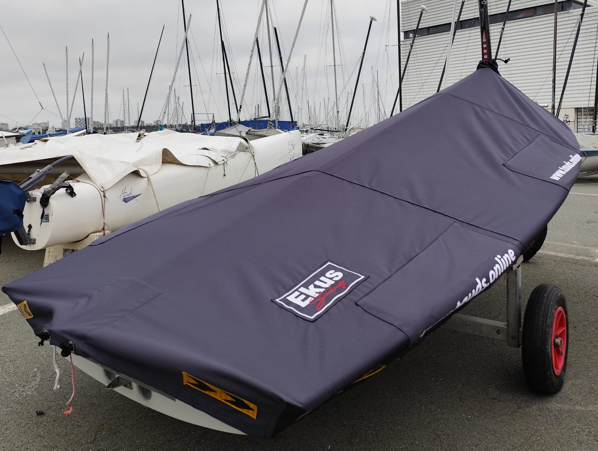 Taud de dériveur EKUS Sailing - taud de transport sur remorque au port