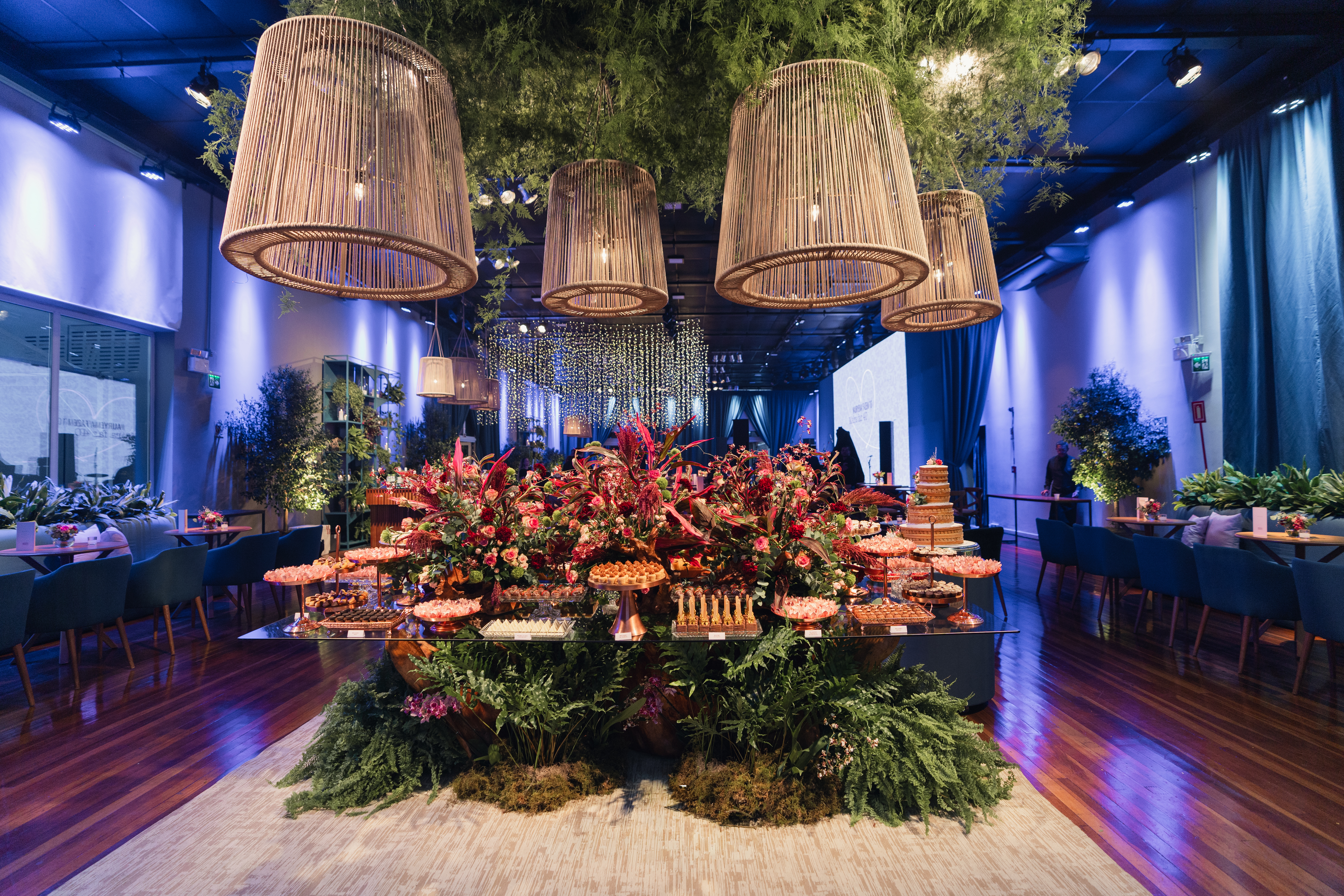 Mesa de doces elegante em evento decorado pela Cris Costa