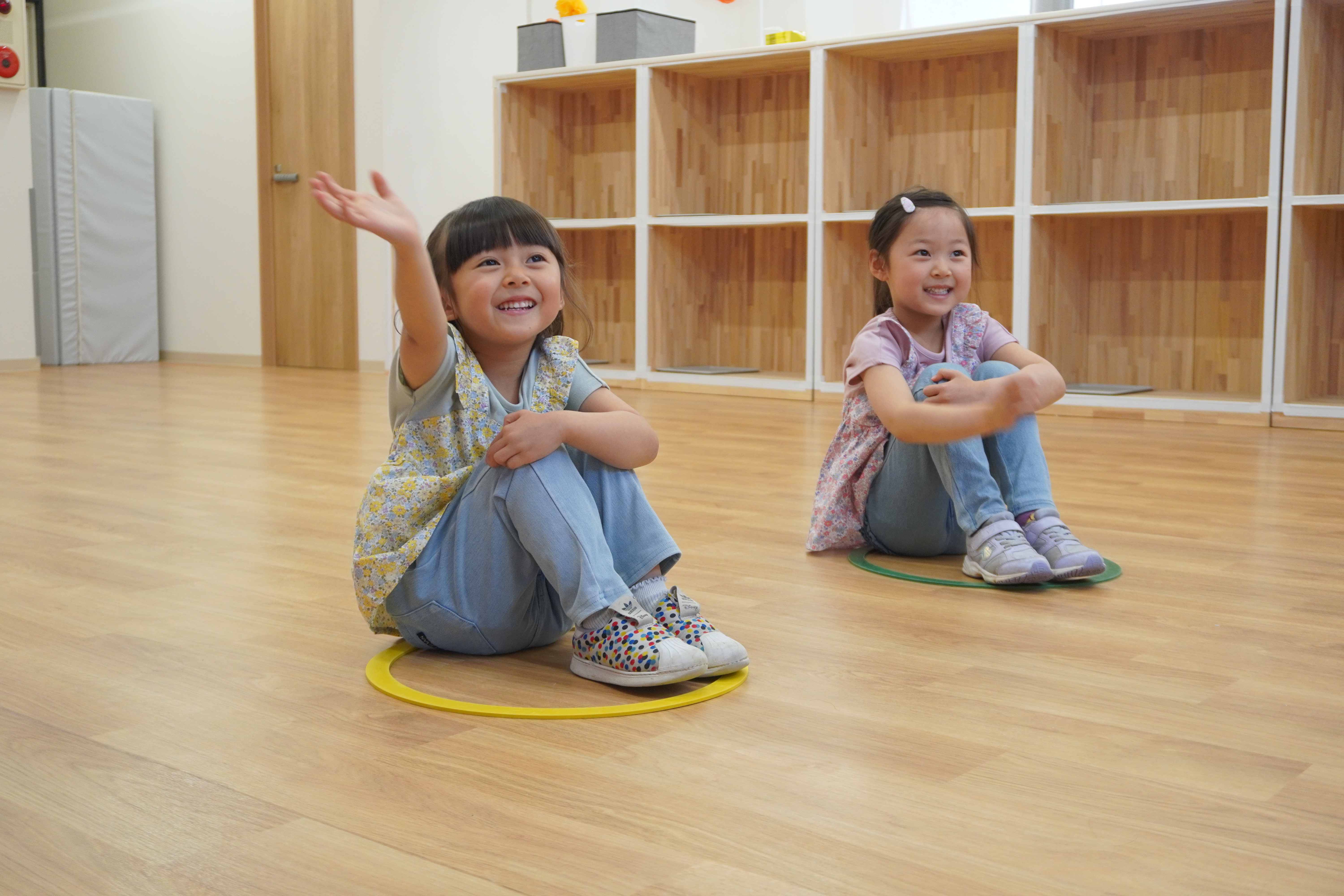楽しそうにジャンプする子ども