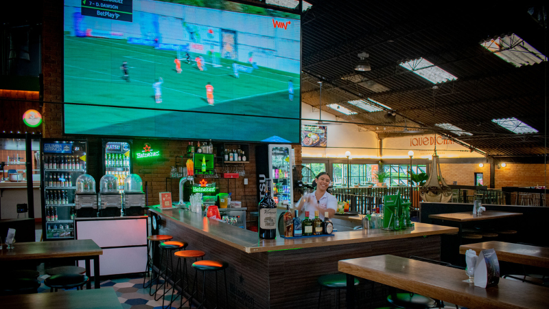 Bar con pantalla gigante en Mercado del Río