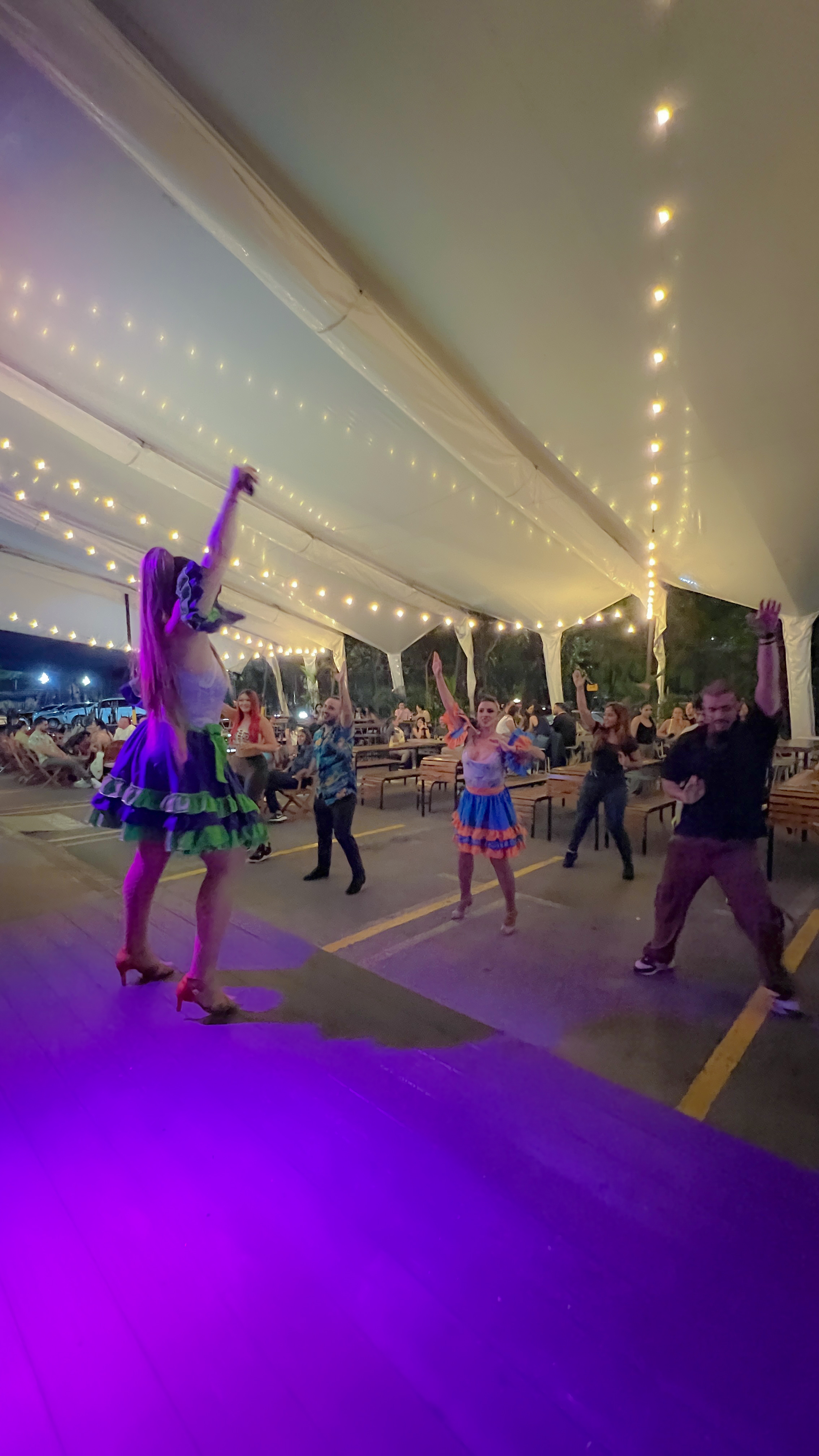 Bailarines de salsa en show en vivo