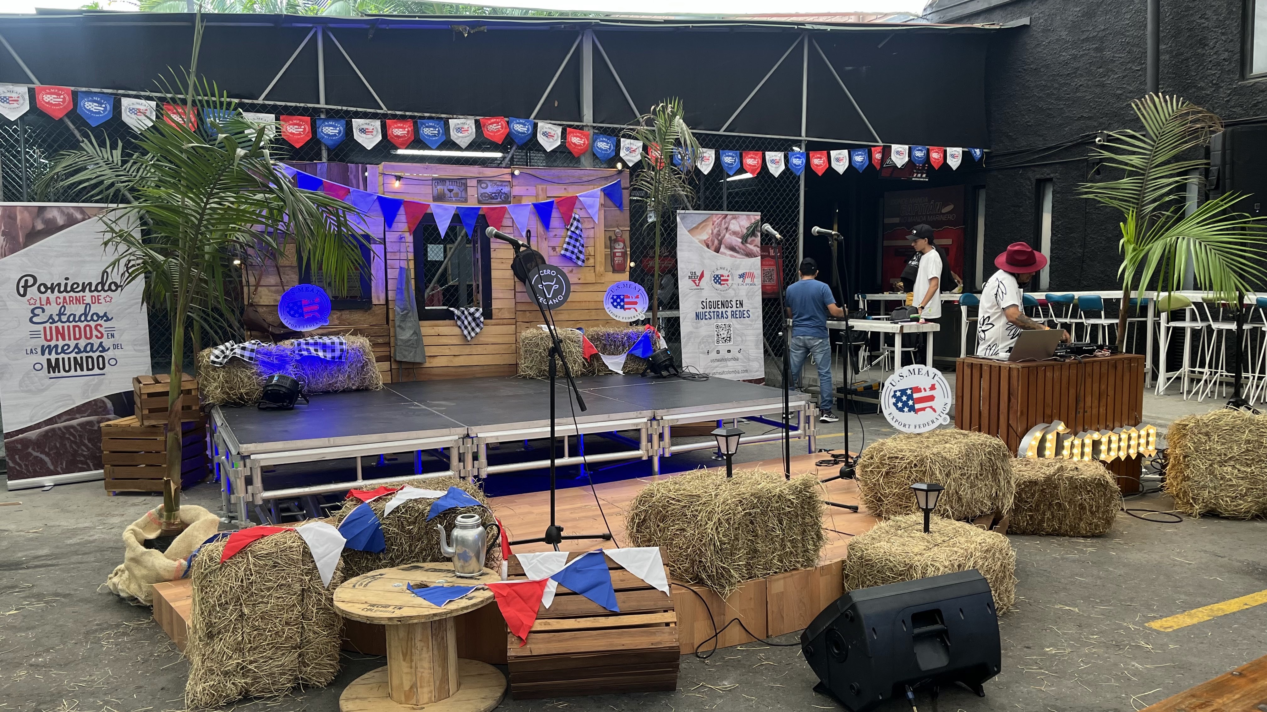 Presentación artística en Mercado del Río