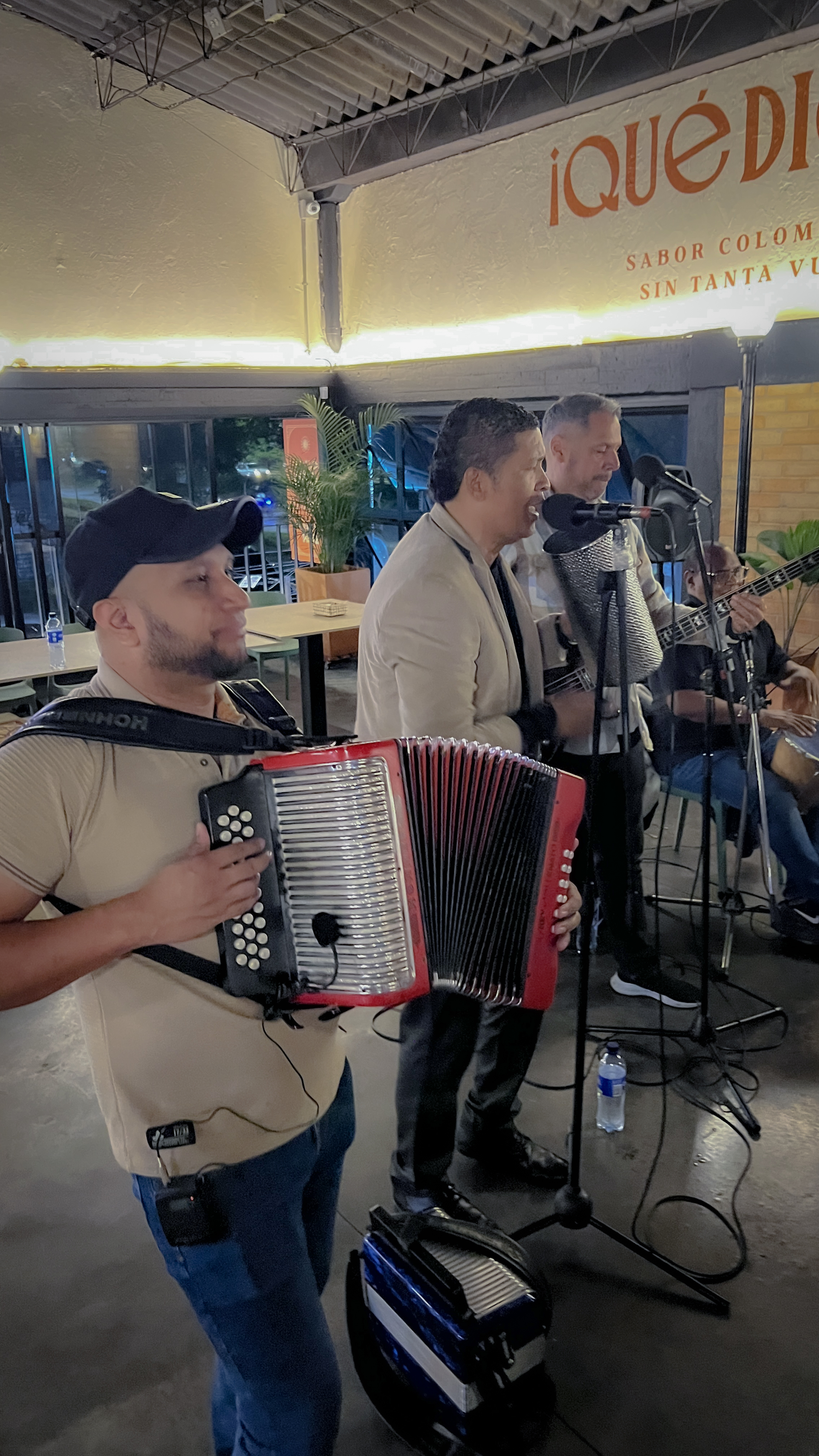 Grupo vallenato en vivo en Qué Dicha