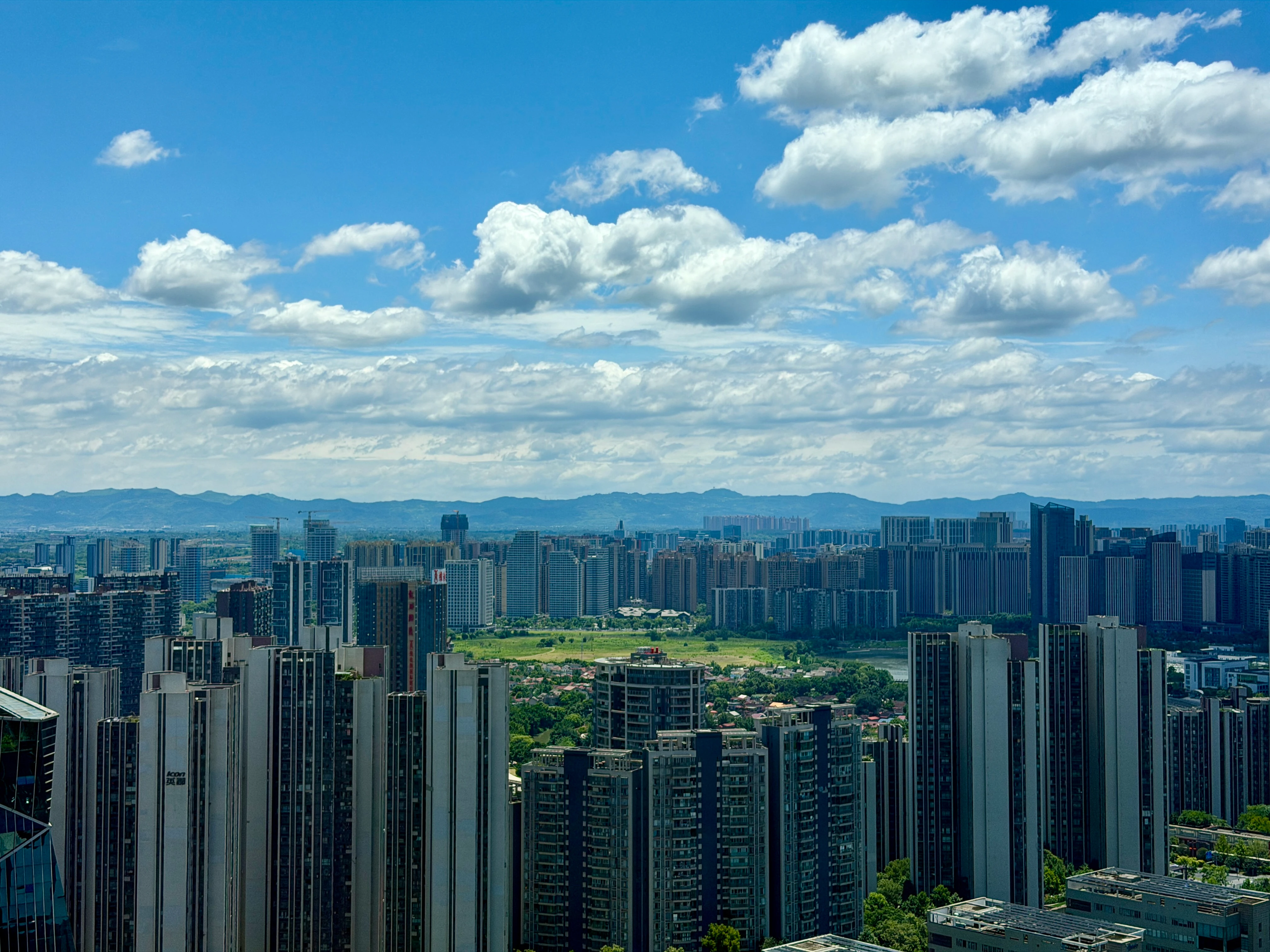 办公室窗外城市风景