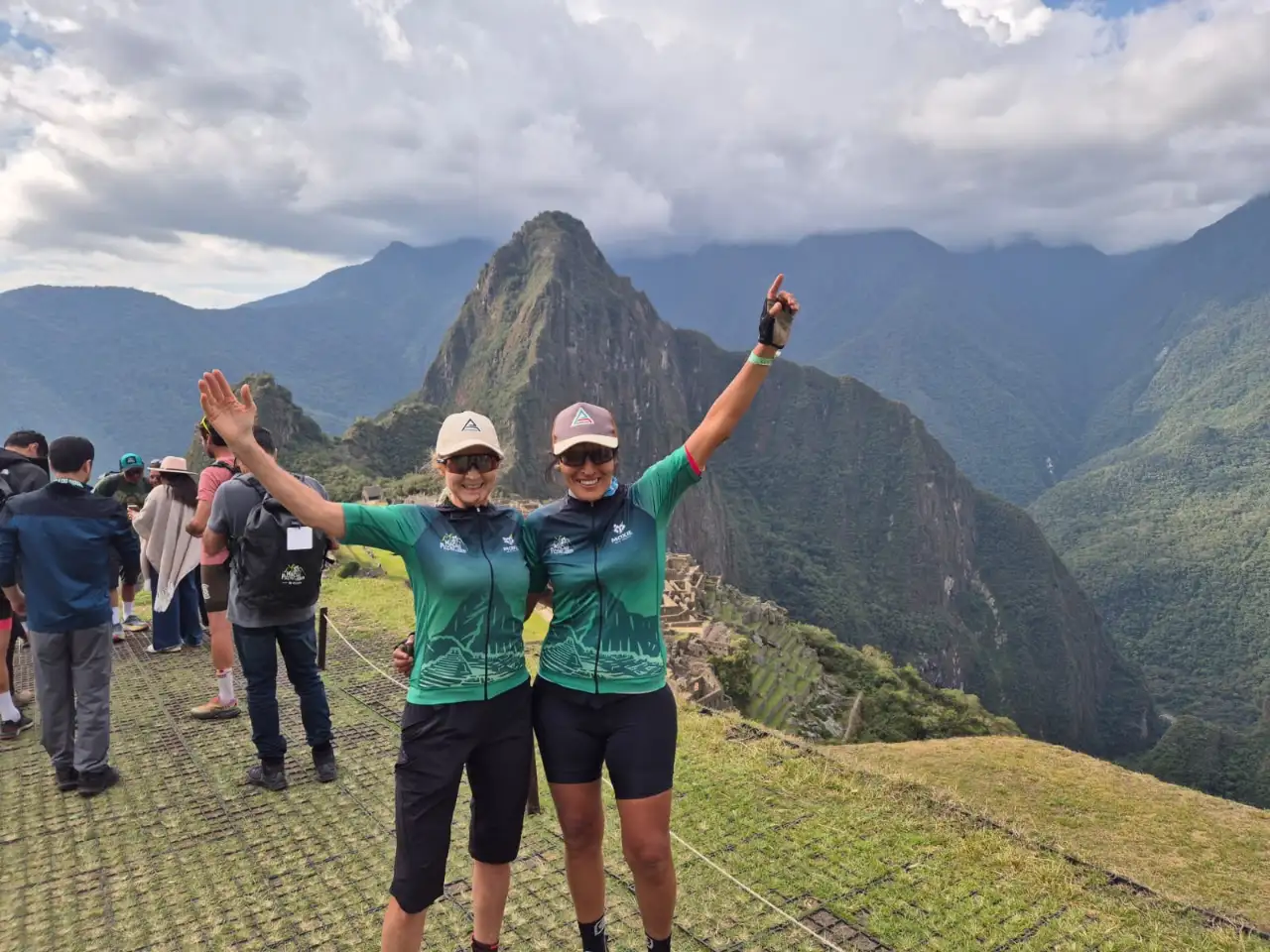 Ale De Bernardi con amiga en Cerro Tronador