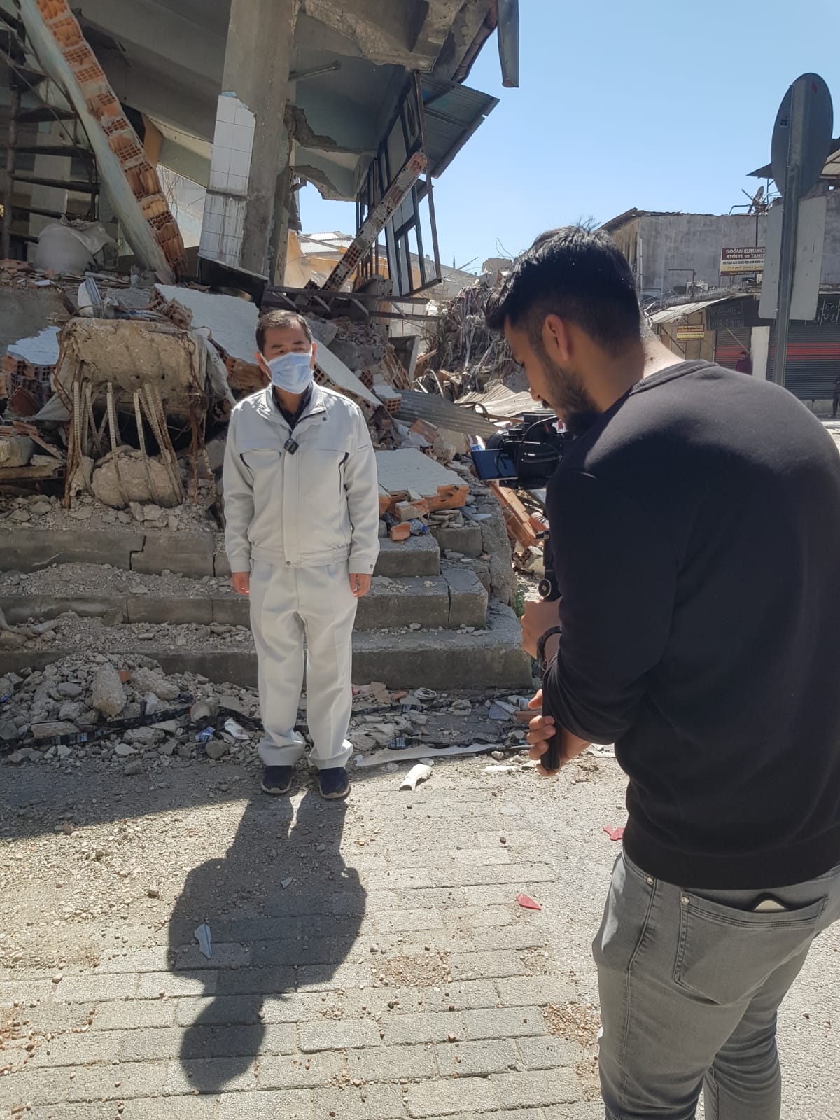 Deprem sonrası yıkım sahnesinde inceleme