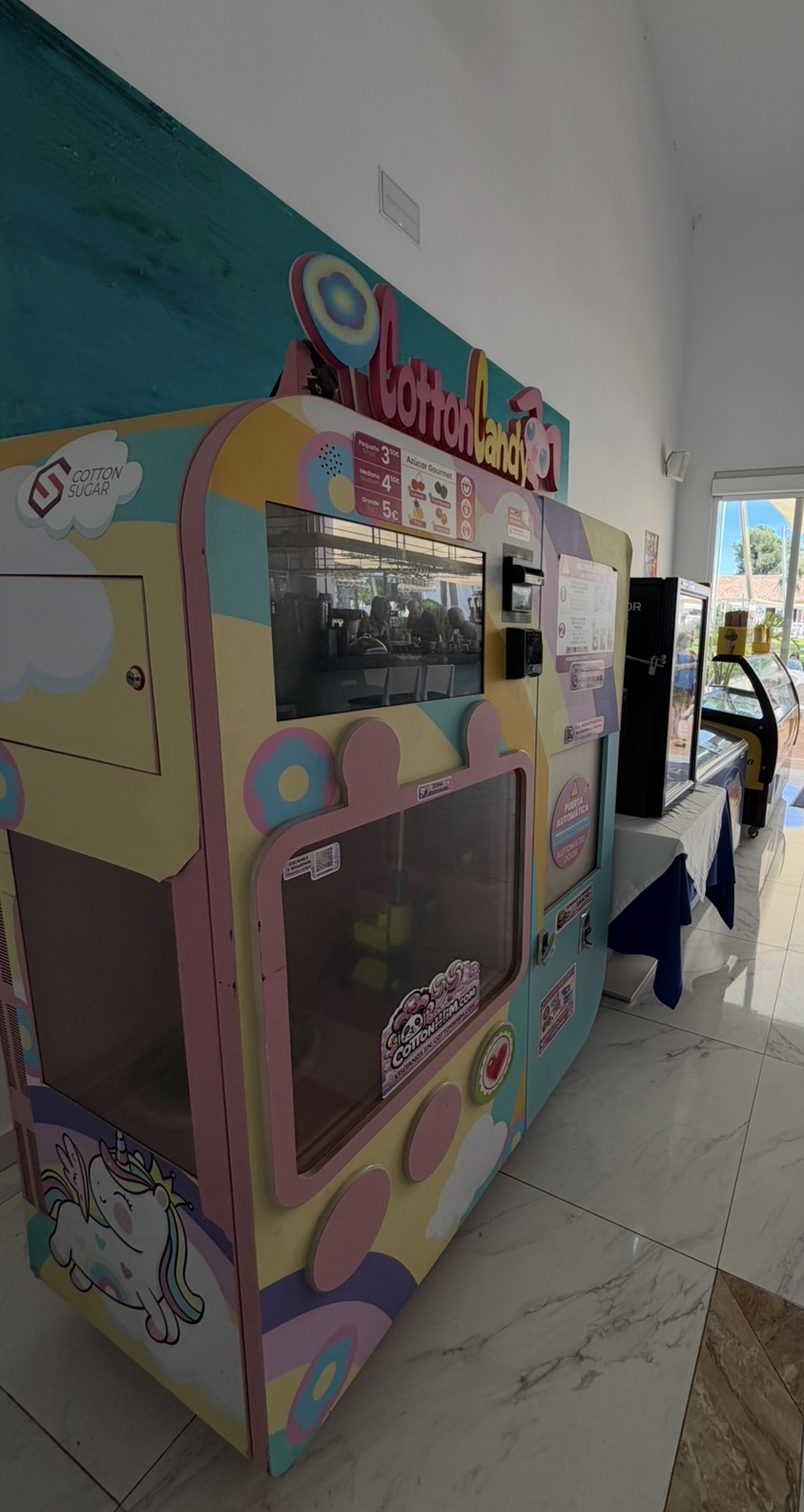 Máquina Cotton Whim en centro comercial - colaboración real