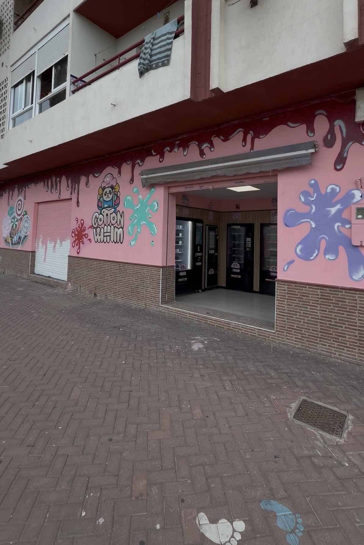 Fachada Cotton Whim en Adra - Local con máquinas de vending y algodón de azúcar