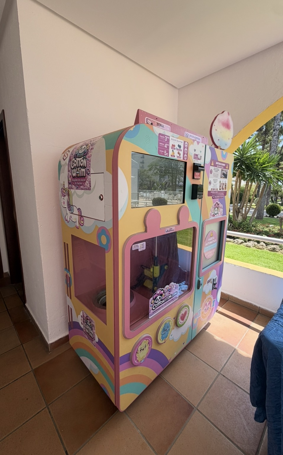 Máquina Cotton Whim funcionando en evento - colaboración real