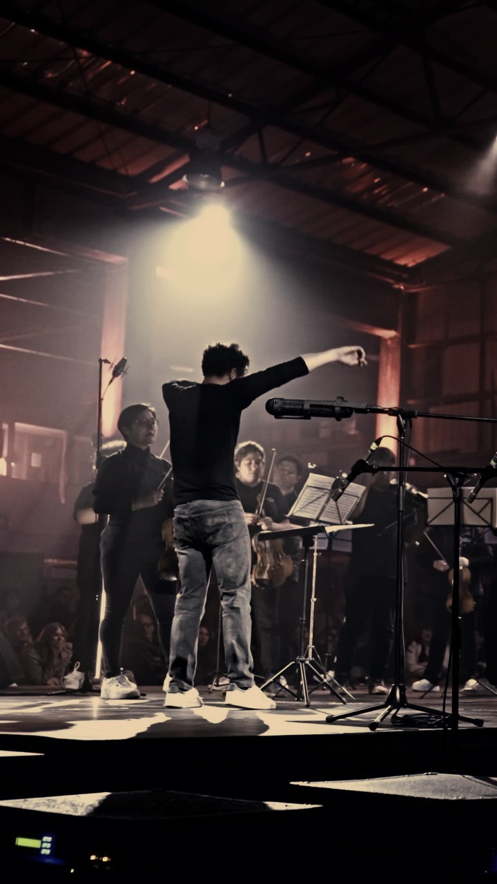 CNC: Concierto en espacio no convencional con iluminación cálida.