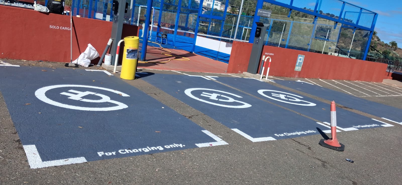 Señalización de puntos de recarga de vehículos eléctricos en parking de Gran Canaria