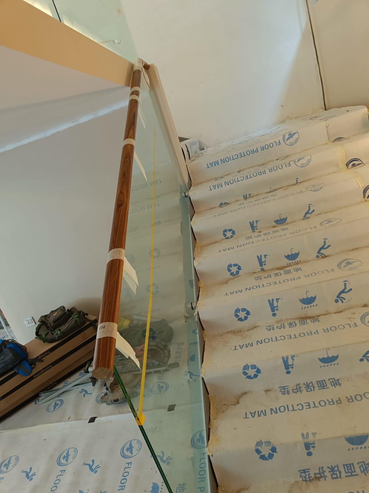 Detail of 13.52mm laminated glass panel edge and base mounting bracket