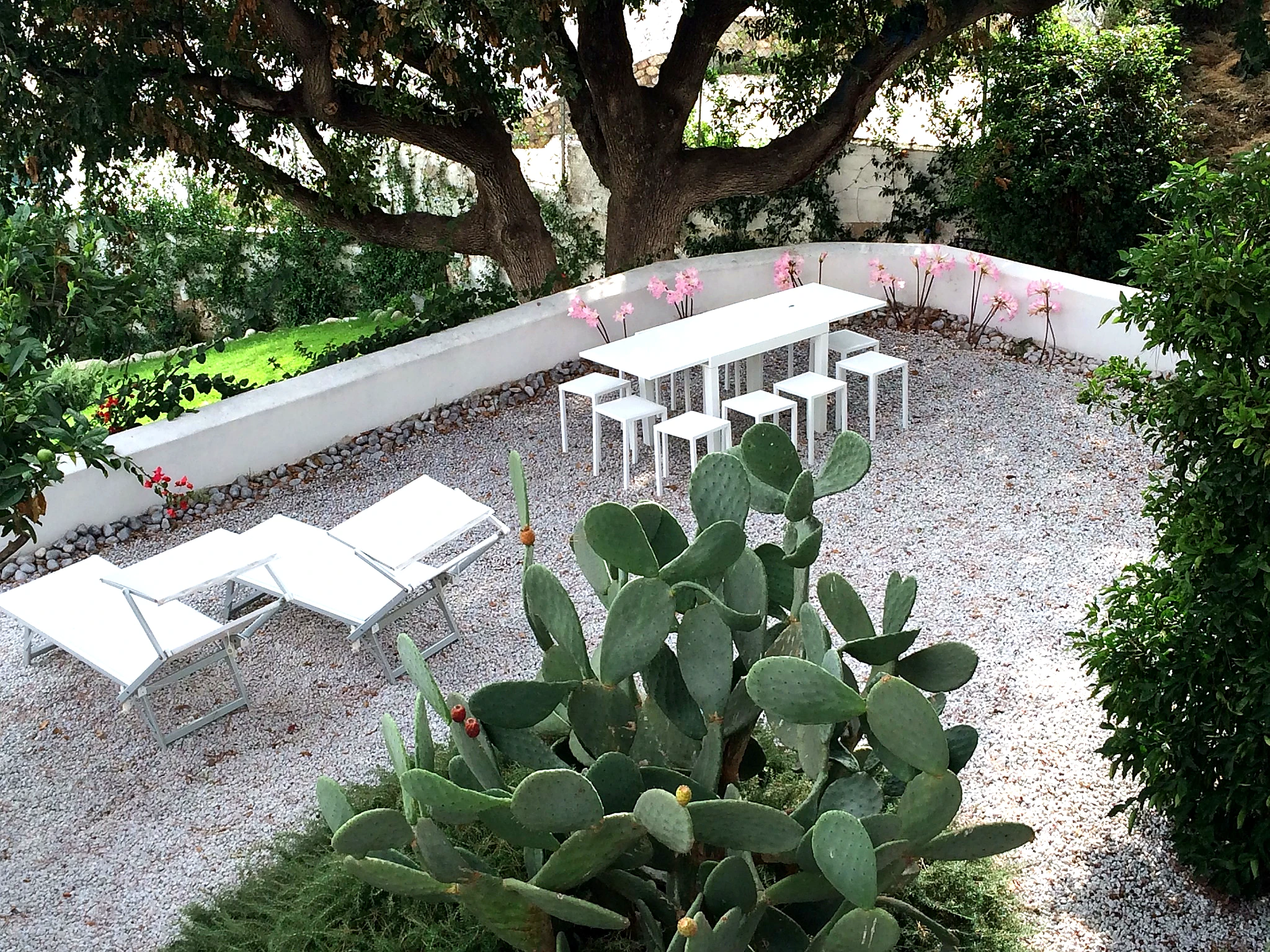 Giardino con tavoli