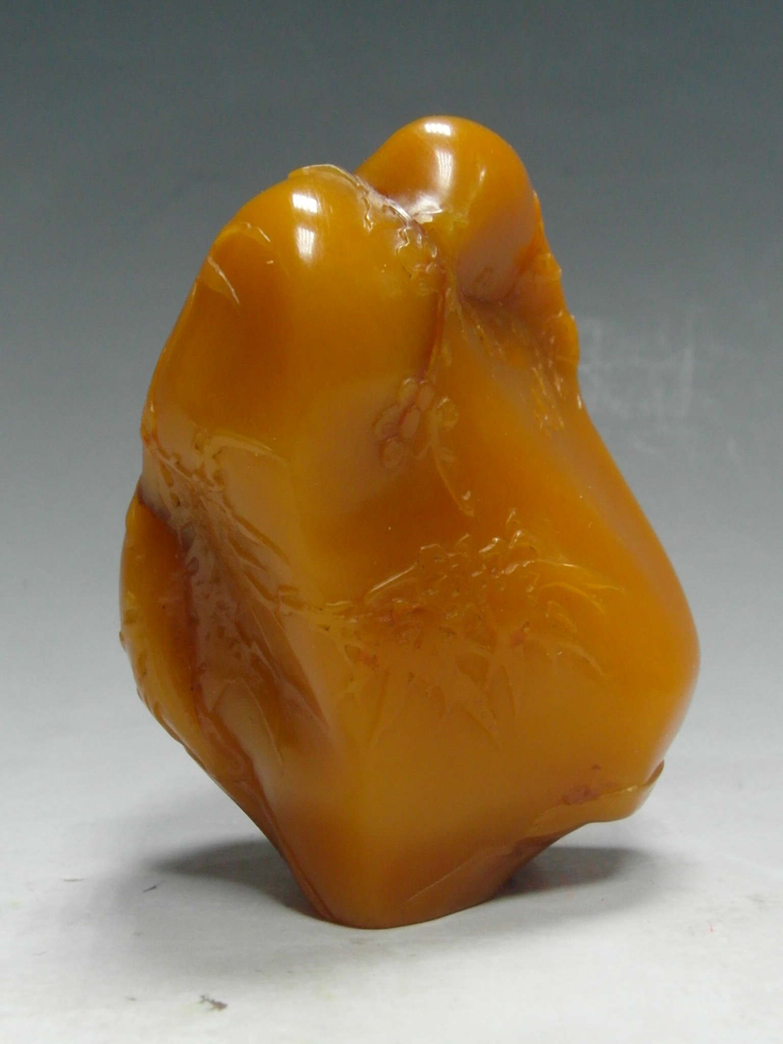 枇杷黃田黃收購案例 - 枇杷黃田黃薄意擺件,色澤金黃,薄意山水雕工精湛