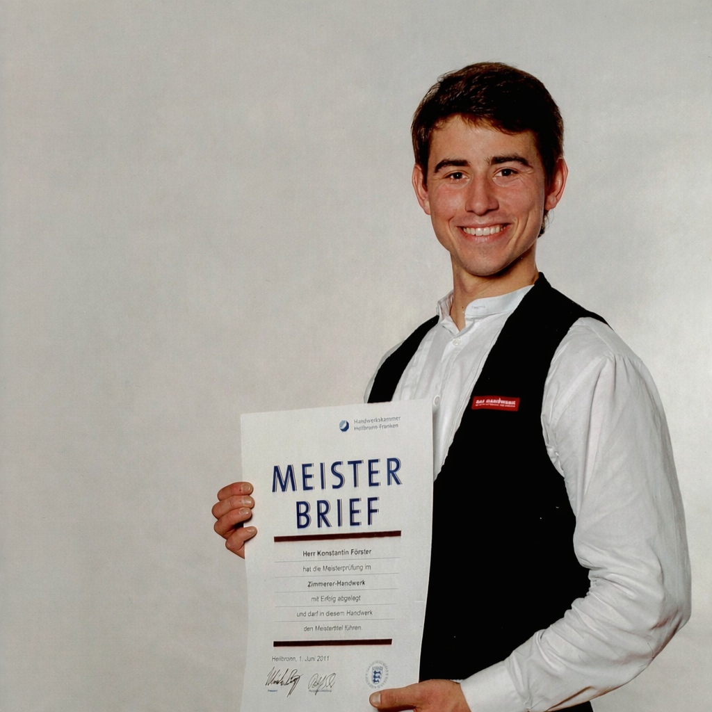 Zimmerermeister LESNIKHAUS – Holzbau und Zimmerei in Heilbronn und Umgebung Zimmerermeister Konstantin Förster bei der Holzarbeit – Meisterbetrieb LESNIKHAUS Heilbronn