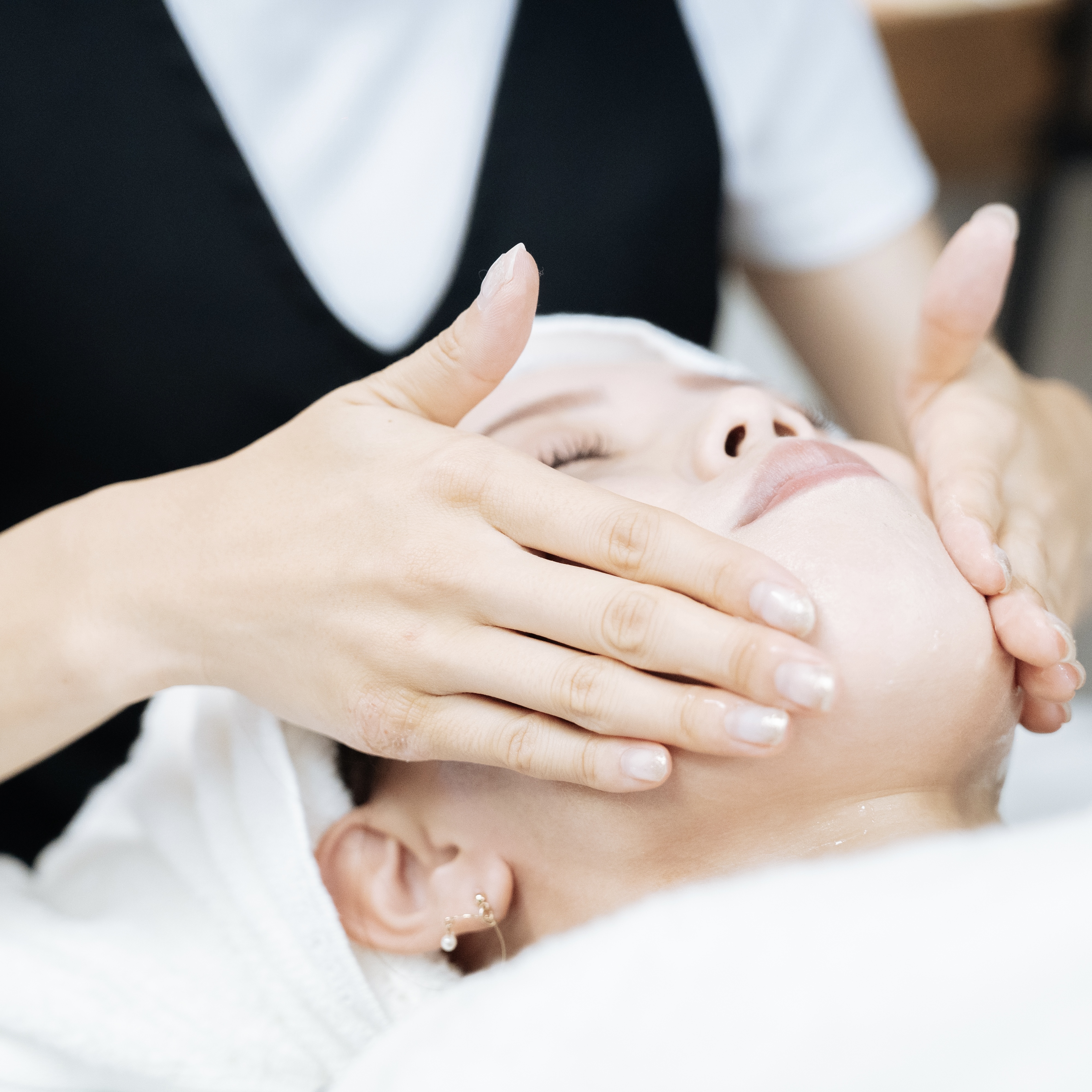 AiRan 毛穴洗浄で美肌を手に入れた女性