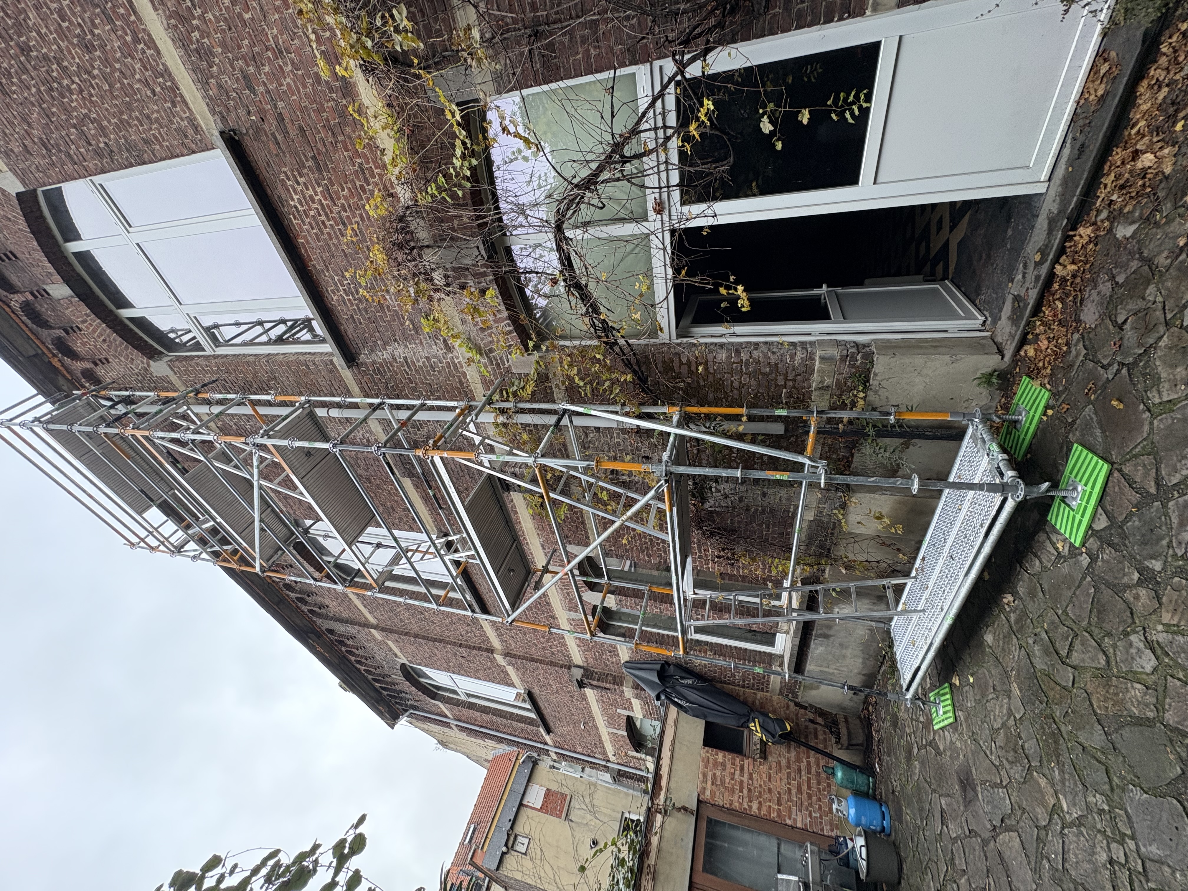 Location d'échafaudage à Uccle pour installation de panneaux solaires