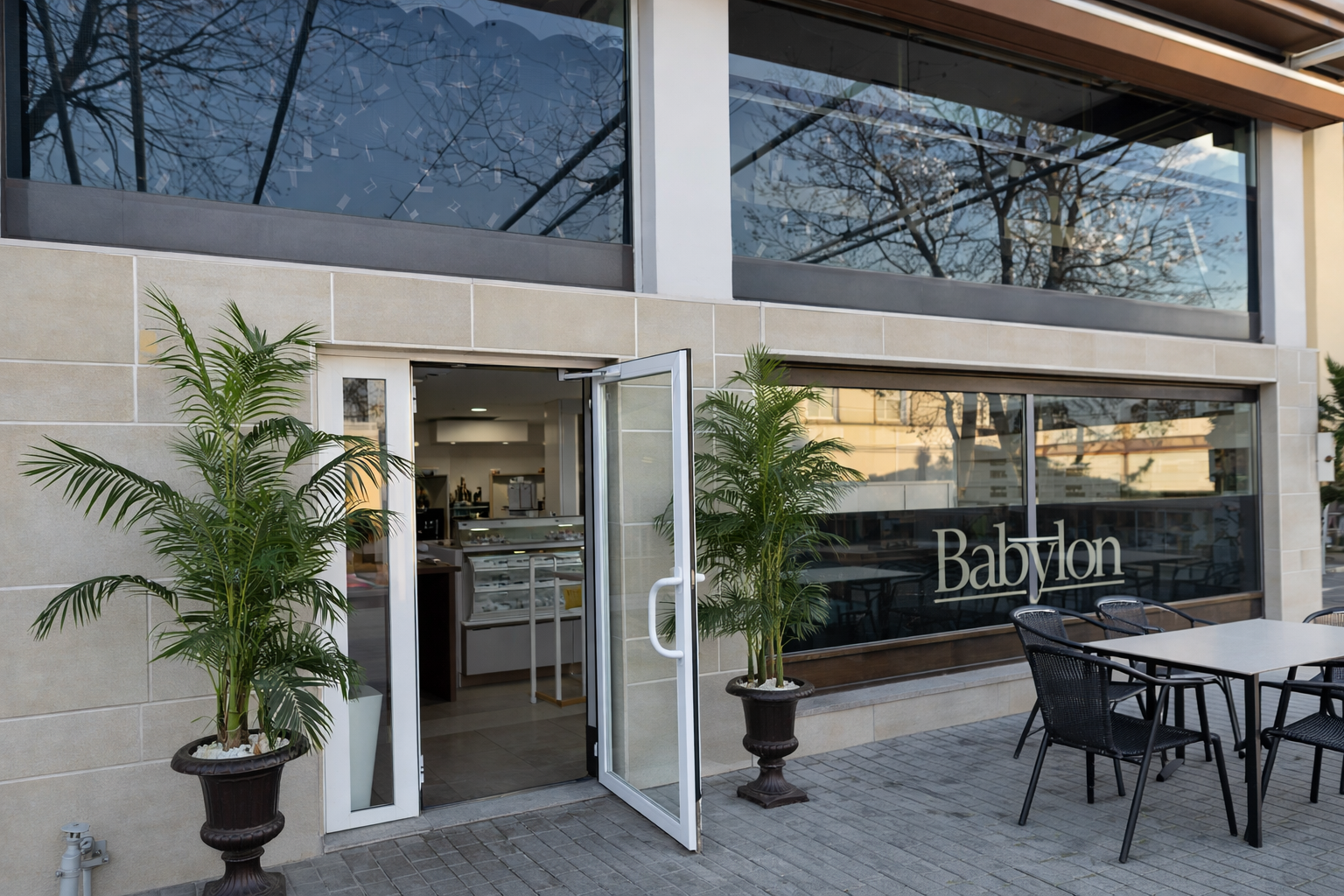 Interior acogedor Babylon Cafetería Torredonjimeno